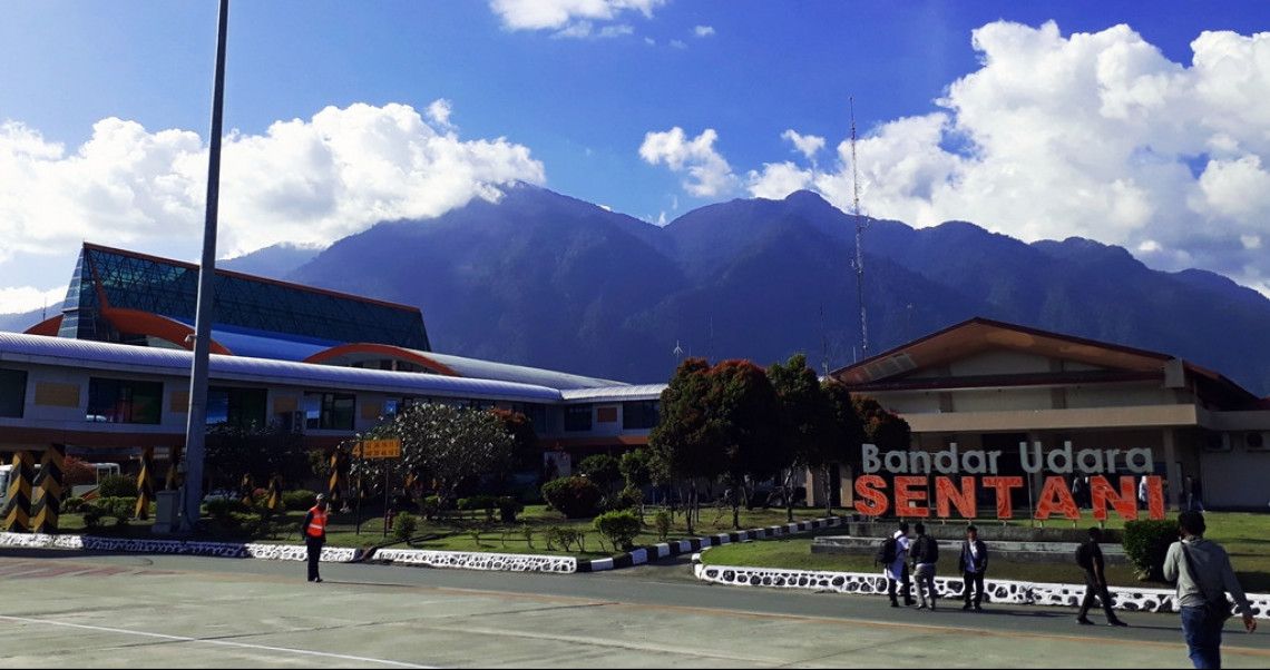 Bandara Sentani, tempat persinggahan pertama sebelum menuju Danau Cinta